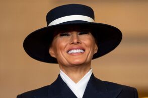 Μελάνια Τραμπ: Ένα ναυτικό παλτό κατά παραγγελία από τον Adam Lippes και ένα ασορτί καπέλο από τον Eric Javits τράβηξαν την προσοχή για το υψηλό τους κόστος