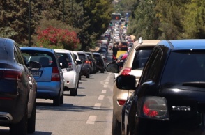 Αυτοκίνητα κολλημένα στην κίνηση