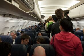 Κόλλησαν μονωτική ταινία στο στόμα επιβάτιδας κατά τη διάρκεια πτήσης - Τι συνέβη μέσα στο αεροπλάνο