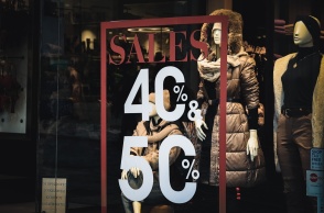 Βιτρίνα με ταμπέλα για εκπτώσεις