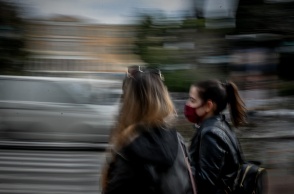 Γυναίκα με μάσκα