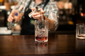 Ποτήρι με αλκοόλ σε μπαρ