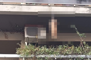 Γατάκι κρεμασμένο με αλυσίδα από μπαλκόνι