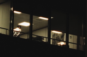 Αργά στα γραφεία της Αθήνας: Όψεις της εταιρικής μελαγχολίας - Ένα φιλμ του Δημήτρη Κλεάνθη