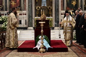 Στιγμιότυπο από το λαϊκό προσκύνημα για τον Αρχιεπίσκοπο Αλβανίας Αναστάσιο