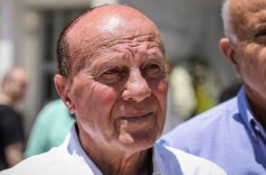 Φίλαθλος του Ολυμπιακού για τον Μίμη Δομάζο: «Ήταν παιχτούρα και θα ζει στις καρδιές μας» - Αποχαιρετά σήμερα η ποδοσφαιρική οικογένεια τον θρυλικό αθλητή. 