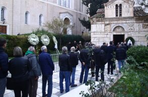 Μίμης Δομάζος: Πλήθος κόσμου στο λαϊκό προσκύνημα του «Στρατηγού»