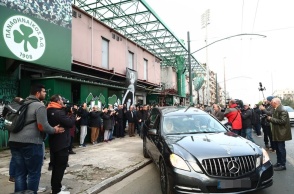 Το φέρετρο του Μίμη Δομάζου στη Λεωφόρο