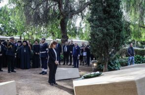 Η Πρόεδρος της Δημοκρατίας Κατερίνα Σακελλαροπούλου κατέθεσε στεφάνι στο Μνημείο Ολοκαυτώματος στο Θησείο - Με αφορμή την Ημέρα Μνήμης 