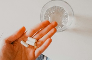 Χέρι κρατά χάπια