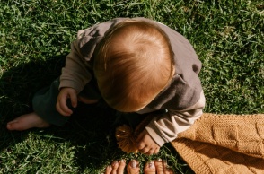 Μωρό καθισμένο στο γρασίδι