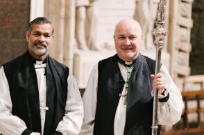 Ο επίσκοπος του Λίβερπουλ Τζον Περούμπαλαθ (αριστερά) και ο προσωρινός επικεφαλής της Εκκλησίας της Αγγλίας Στίβεν Κοτρέλ © X/Channel 4)