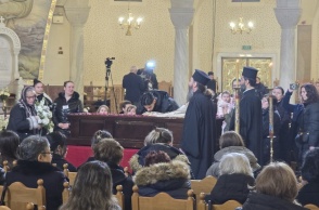 Εικόνα από το λαϊκό προσκύνημα για τον Αρχιεπίσκοπο Αλβανίας Αναστάσιο