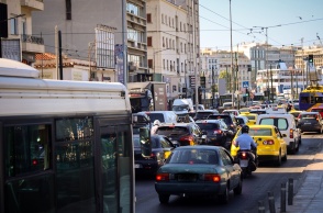 Αυτοκίνητα κολλημένα στην κίνηση