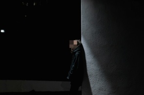 Κοπέλα σε σκοτεινό σημείο