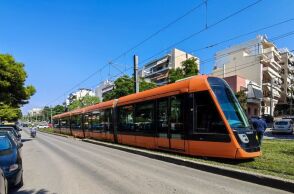 Πειραιάς: Τραμ συγκρούστηκε με αυτοκίνητο - Συνέχισαν με τα πόδια οι επιβάτες