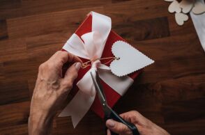 Ποιοι γιορτάζουν σήμερα 1 Φεβρουαρίου; Το εορτολόγιο της Athens Voice σου τους θυμίζει. Μην ξεχάσεις να τους δώσεις τις καλύτερες ευχές σου!