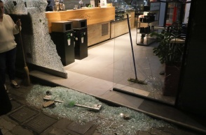 Εικόνα από τις καταστροφές που προκάλεσαν άγνωστοι μετά την καταδρομική επίθεση στην Κυψέλη