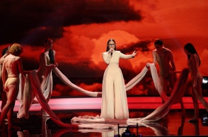 Η τραγουδίστρια Κλαυδία στη σκηνή του εθνικού ελληνικού τελικού της Eurovision 2025