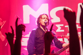 Μωρά στη Φωτιά: «Μια νυχτιάτικη βόλτα στο κέντρο της πόλης» με τον Στέλιο Σαλβαδόρ