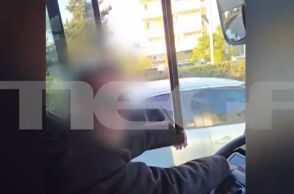 Ασυνείδητος οδηγός αστικού λεωφορείου καπνίζει και μιλάει στο κινητό ενώ οδηγεί