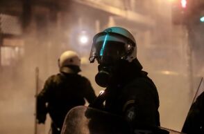 Εξάρχεια: Τα πλέον σοβαρά επεισόδια των τελευταίων μηνών - Ομάδες κουκουλοφόρων επιτέθηκαν σε διμοιρίες των ΜΑΤ - Τραυματίστηκε ένας αστυνομικός