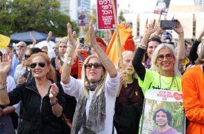 Η Χαμάς παρέδωσε τον Αμερικανοϊσραηλινό όμηρο Κιθ Σίγκελ, τον Ισραηλινό Γιάρντεν Μπίμπας και τον Γαλλοϊσραηλινό Οφέρ Καλντερόν στον Ερυθρό Σταυρό στη Γάζα