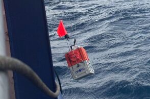 Διεθνής ερευνητική ομάδα εγκαθιστά υποθαλάσσιους σεισμογράφους στη Σαντορίνη για να μελετήσει το ηφαίστειο του Κολούμπου