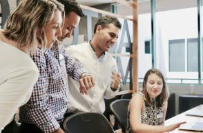 ΕΡΓΑΝΗ: Αύξηση μισθών και περισσότερες γυναίκες στην αγορά εργασίας