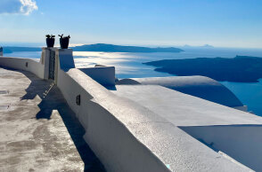 Τα άδεια σοκάκια της Σαντορίνης