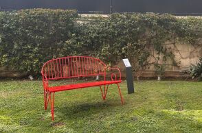 Ιταλική Πρεσβεία: Εγκαινιάστηκε στους κήπους της πρεσβευτικής κατοικίας το Κόκκινο Παγκάκι, σύμβολο της καταπολέμησης της έμφυλης βίας.