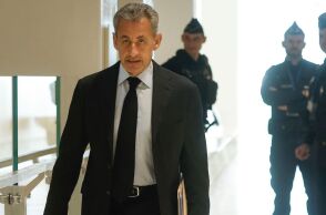 Γαλλία: Σε κατ' οίκον περιορισμό με ηλεκτρονικό βραχιολάκι ο πρώην πρόεδρος Νικολά Σαρκοζί - Ακύρωσε όλες τις διεθνείς του υποχρεώσεις