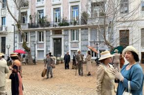 Εικόνες από την Αρεοπαγίτου που έγινε χωματόδρομος για τα γυρίσματα σειράς εποχής 