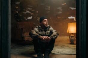 Ο μουσικός Λευτέρης Σαμψών παρουσιάζει με δικά του λόγια τα έξη νέα του “γυναικεία” τραγούδια με γενικό τίτλο “Η”, τραγουδισμένα από έξη αγαπημένες ερμηνεύτριες. 