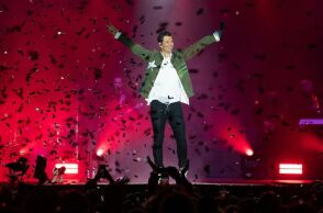 Σάκης Ρουβάς: Ο αισθησιακός χορός του με χορεύτρια σε συναυλία που έγινε viral 