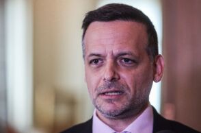 Ο Δούκας επισκέφθηκε τις οικογένειες από τη Σαντορίνη, που φιλοξενούνται στις κατασκηνώσεις του δήμου Αθηναίων