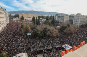 Μετεωριζόμενοι μεταξύ αυταρχισμού και λαϊκισμού