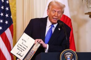 Ο Τραμπ επιβάλλει από σήμερα δασμούς 25% σε όλες τις εισαγωγές χάλυβα και αλουμινίου 