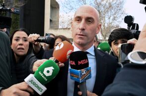 Ο Λουίς Ρουμπιάλες λέει ότι η Τζένι Ερμόσο συναίνεσε στο φιλί - Ο πρώην πρόεδρος της Ισπανικής Ομοσπονδίας Ποδοσφαίρου κατηγορείται για σεξουαλική επίθεση 