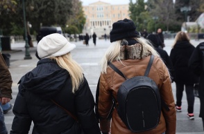 Πολίτες ντυμένοι με βαριά χειμωνιάτικα ρούχα για να προστατευτούν από το κρύο