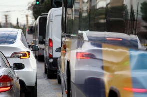 Λεωφορείο και άλλα αυτοκίνητα εν κινήσει