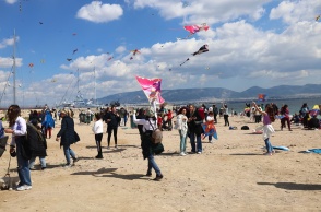 Πολίτες σε παραλία πετούν χαρταετούς την Καθαρά Δευτέρα