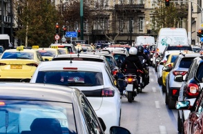 Αυτοκίνητα κολλημένα στην κίνηση σε δρόμο της Αθήνας