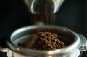 Ακραία καιρικά φαινόμενα και αστάθεια στις τιμές των τροφίμων - Explainer: Tα δεδομένα για το 2025 μετά τον διπλασιασμό του κόστους κακάο και καφέ