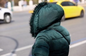 Γυναίκα με μπουφάν