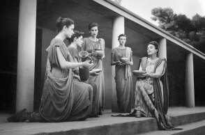 Εθνικό Θέατρο, Μήδεια | Από αριστερά: Φλωρέττα Ζάννα, Ρέα Μιχαλοπούλου, Μαίρη Χρονoπούλου, Μάρω Κοντού και Κατίνα Παξινού. Αρχαίο Θέατρο Επιδαύρου, 1956