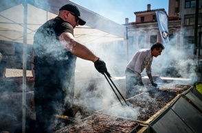 Ψήστες πάνω από μαγκάλι όπου ψήνουν κρεατικά