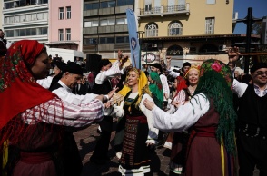 Πολίτες με παραδοσιακές φορεσιές στο κέντρο της Αθήνας