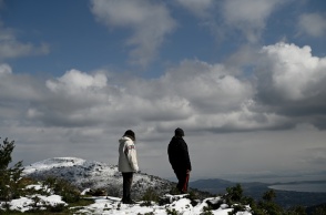 Πολίτες σε χιονισμένο βουνό 