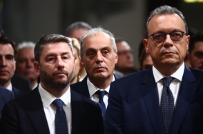 Ο Μάνος Βουλαρίνος σχολιάζει τον βούρκο του αντισυστημισμού, τη στάση της αντιπολίτευσης και την ενίσχυση της συνωμοσιολογίας.